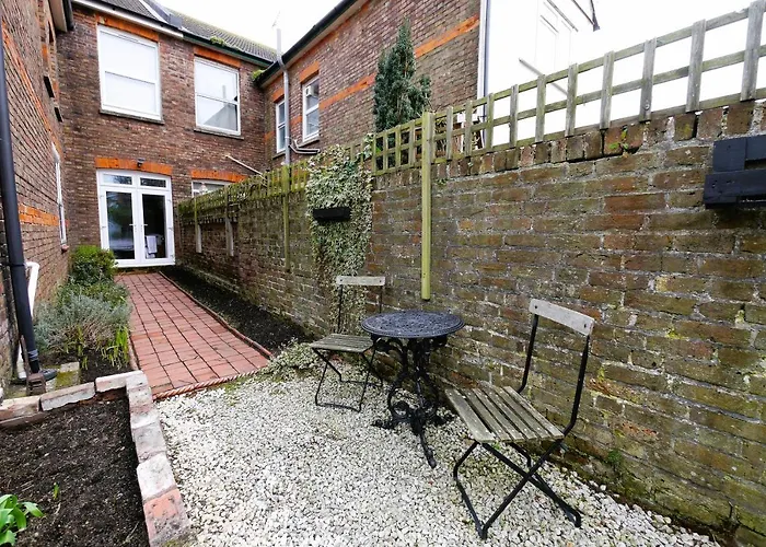 Quirky Spacious Ground Floor Victorian Garden Flat