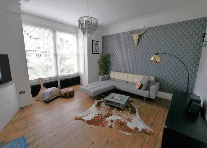 Quirky Spacious Ground Floor Victorian Garden Flat