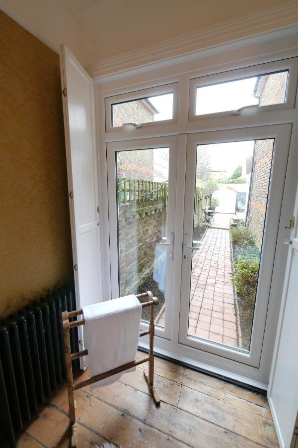 Apartment Quirky Spacious Ground Floor Victorian Garden Flat *